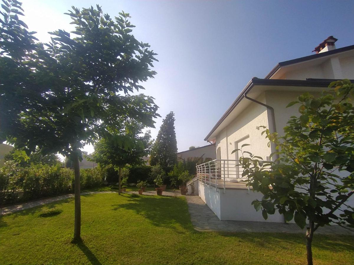 B&B Villa La Bouganville Камайоре Экстерьер фото